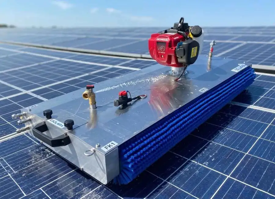 Macchina a spazzola rotante per il lavaggio dei pannelli fotovoltaici