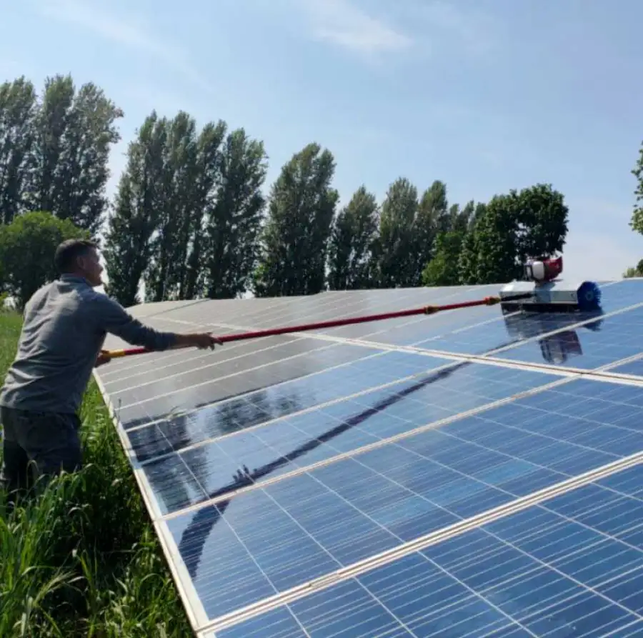Pulizia dei pannelli di un impianto fotovoltaico a terra con asta telescopica